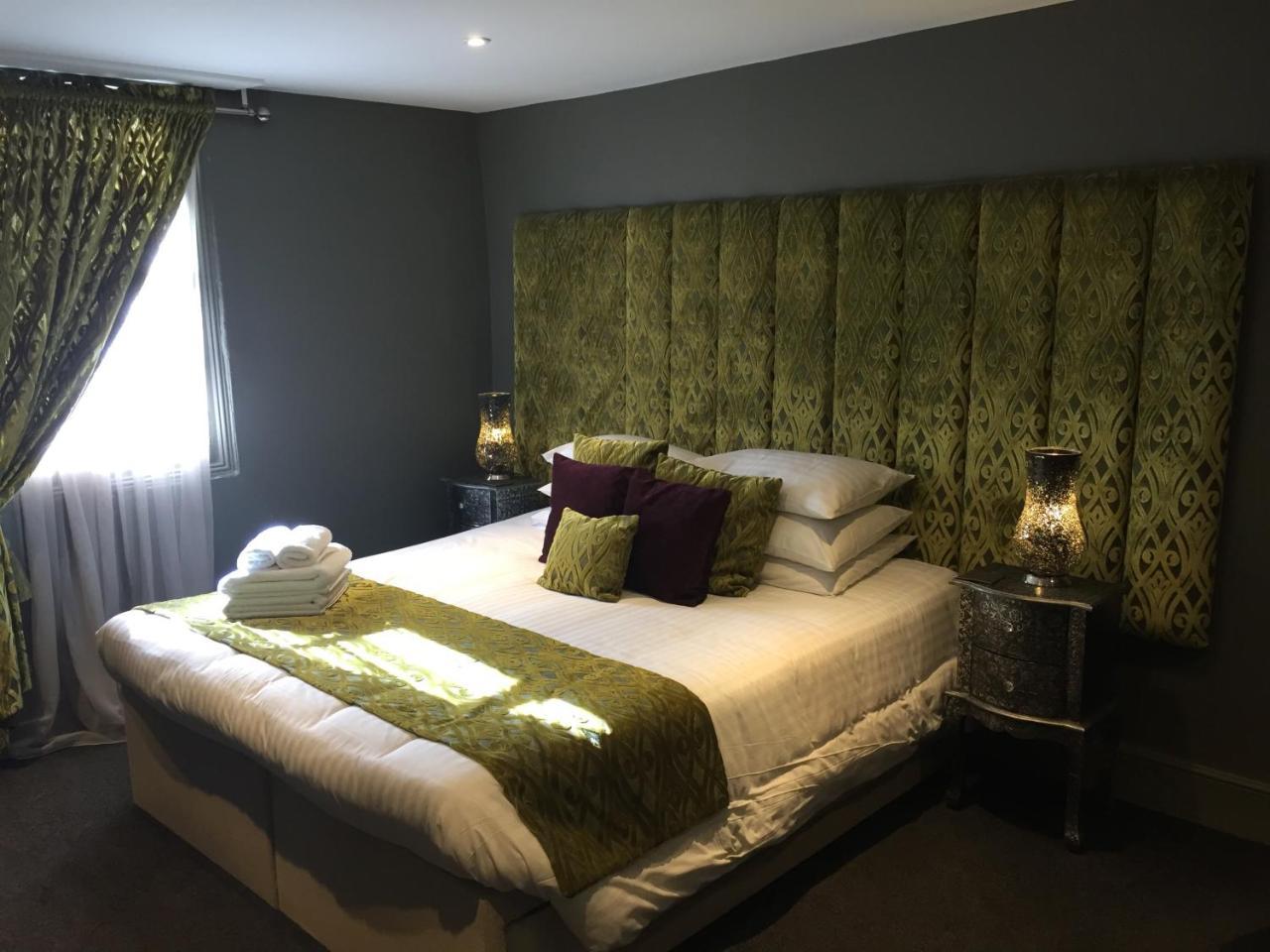 The Peacock 3*